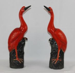 Antigüedades: Pareja de aves orientales, grullas en cerámica vidriada roja sobre roca. C.1900